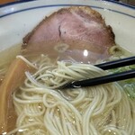 翔鶴 - 最初のひと口目、久しぶりに啜(すす)ります。感動の瞬間です。啜るとき口から鼻腔に抜ける鶏の美味しい香り。わたしはこれを「旨香り」と言ってますが……ん！ん？いつもより控えめな感じがするけど気のせいかな？