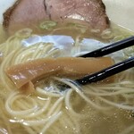 Shoukaku - きょう厨房立ってる方は初めて見る方です。麺の茹で加減も支那竹の食感もおんなじなんだけど、スープの方は……いつもと……　　　ん？んーん　　わたしの方のコンディションのせいかな？