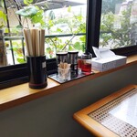 山忠 - テーブル席の調味料