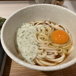 UDONつるこし - たまとろうどんのアップ。とろろには、青のりがブレンドされていて風味と香り豊か！