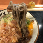 今庄そば - 玉子潰しーの、麺リフトアップ。