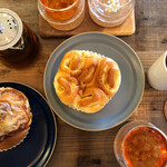 cafe&bakery C'est la vie - 真ん中が青リンゴと紅茶のブリオッシュ、左はマリボーチーズとコーンバター 醤油仕立て