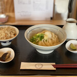Teuchi Udon Yamae - ぶっかけうどん 550円、鶏とごぼうの炊き込みご飯 250円