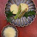 Nihon Ryourihijiri - 「新じゃがとアスパラガスの素焼き　和風バーニャカウダ」ソースにはいなむるち味噌（沖縄の甘口味噌）などが入っており、和風に仕上げています。