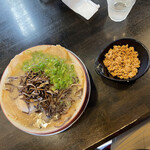 博多ラーメン なみへい - 博多チャーシューメン 半熟煮玉子入り 1030円
      辛ミンチ 150円