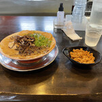 博多ラーメン なみへい - 博多チャーシューメン 半熟煮玉子入り 1030円
      辛ミンチ 150円