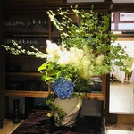 Restaurant Takashi Tanno par 長谷紫‐ゆかり - 鎌倉の自然をイメージした装花で。