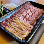 沖縄山羊肉精肉店 - ＊山羊刺し（¥2,000）
            （GOAT MEAT "SASHIMI"）