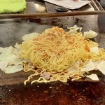 ぼてぢゅう - 目の前の鉄板で焼きます。