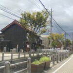 寿司割烹 郷味 - 寿司割烹 郷味 外観 ※川を挟んだ左側にお店があります(2021.09.18)