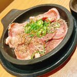 濱焼北海道魚萬 - 豚タン。レモン付いてきます。