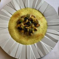 ラ・トゥーエル - モンサンミッシェル産ムール貝のパートフィロを使ったタルト仕立て。