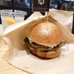 Awajishima baga - 淡路島バーガーセット✨ポテトとドリンク付き1,188円。醤油ベースのソースがたっぷり。玉ねぎの存在感よ✨セットで選んだあわぢ島レモンソーダは苦味もあって爽やか♬