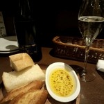 俺のフレンチ EBISU - お通しパン(￥300)