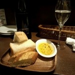 俺のフレンチ EBISU - お通しパン(￥300)