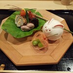 津の守坂 小柴 - 中秋の名月が近いという事で、揚げた里芋を月に見立てたお月見モチーフの八寸。ウサギの器が可愛い❤️  
      一品一品、丁寧に作られていて派手さはありませんが なんとも美味。 てかホウズキ、凄いな（笑）