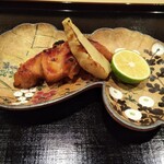 津の守坂 小柴 - 選択制の焼き物は クエの味噌漬け。これ……ズルいぐらい旨いわ。きっちり脱水して クエの旨味をしっかり凝縮させてます。これで白飯 食いてぇ。