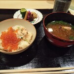 津の守坂 小柴 - 選択制の食事は 秋鮭の炊き込み御飯をチョイス。たっぷりのイクラを乗せてくれるのはお約束ですが、そりゃあ旨いよね(о´∀`о)