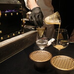 西麻布 焼肉 X - 胡麻から胡麻油を抽出