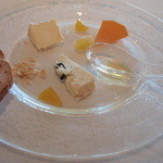 SAKURA - チーズの盛り合わせ、ブルーチーズに合わせるオーストラリア産のはちみつが絶品 !