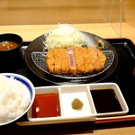 牛カツ京都勝牛 - ご飯、キャベツ、お味噌汁お代わり自由♪    左端の和風ソースが抜群に美味しかったです♪