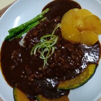 シノワ 渋谷店 - お取り寄せ♡鮮烈な辛さの欧風カレー⭐️❤️我が家的には辛さ緩和策が必要なのでカボチャソテー、グリーンアスパラソテー、柿バターソテー、薬味に青みかん皮細切りを添えました♪とても後を引く美味しさです❣️