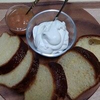 シノワ 渋谷店 - お取り寄せ♡口溶けの良いブリオッシュ⭐️生クリームと桃ジャムを添えました。