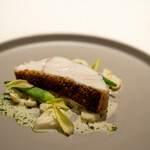 レストラン オオツ - 2021.9 九州産クエ 貝出汁とクエ出汁のブールブランソース パセリオイル カリフラワー オクラ