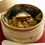 広東料理 センス - 鮑のオイスターソース煮込みと蒸籠蒸し炒飯 はすの葉の香り