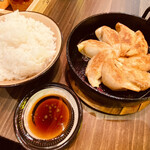 光月 - 鉄鍋餃子(８個) ＝４５０円
白ご飯＝２２０円