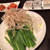 博多もつ鍋 やま中 赤坂店 - もつ鍋 みそ味(1,980円)×2の未投入野菜たち