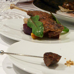 ラ・ヴァガボンド - ６-６-２）青首鴨　もも肉のコンフィ（奥）と砂肝（手前）