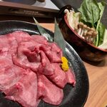 肉と日本酒いぶり - 「牛たんしゃぶしゃぶ」1,628円(一人前、写真は二人前)