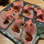 Niku To Nihonshu Iburi - 「炙り肉寿司3種盛り合わせ」968円(一人前、写真は二人前)