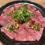 肉と日本酒いぶり - 「牛たん刺し～和風カルパッチョ仕立て～」1,078円