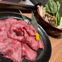 肉と日本酒いぶり 有楽町店 - 「牛たんしゃぶしゃぶ」1,628円(一人前、写真は二人前)