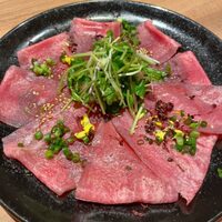 肉と日本酒いぶり 有楽町店 - 「牛たん刺し～和風カルパッチョ仕立て～」1,078円