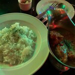 クロコダイル - その日の特製カレー@1000円   本日はチキンカレー！鶏肉がゴロッゴロ入って食べ応え満点！辛くなくマイルドでグー！