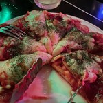クロコダイル - ベーコンとサラミのピッツァ@1500円  薄くもなく厚くもないクリスピーな生地にたっぷりトマトソースが塗られて美味しい♪
