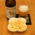 プアンタイ - 2012.11 シンハービール（330ml650円）、お通しのスナック菓子