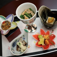 なだ万 ザ・プリンス箱根店 - 旬菜（鮟肝和え、胡麻豆腐、山葵菜浸し、海老しんじょ揚げ、花弁茸と鳥肝）