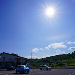 カムイ番屋 - 7月の太陽が降り注ぐ神威岬駐車場。