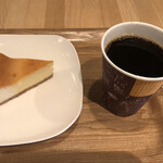 ペーパーバックカフェ - 濃厚NYチーズケーキとブレンドコーヒーのセット＠620円