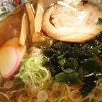 はやとみ  - 「チャーシュー」「ワカメ」「葱」「蒲鉾」「メンマ」がトッピング⤴された「醤油味」なラーメンですq(^-^q)