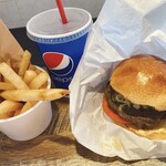 ジェイジェイ プラス! - 料理写真:JJバーガーポテトセット