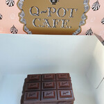 Q-pot CAFE. - ザ•チョコレートケーキ690円板チョコが美味い。チョコムースとオレンジピールのバランスが良いですね。別日購入。PayPay20%バック有。