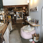 무기 카페 - 입구에 들어서자마자  ※이곳에서 식사 가능합니다?