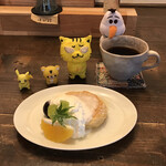 무기 카페 - 쿠와나 모찌 밀 팬케이크 반 개 500엔(세금 포함)  ※뒤에는 핫 커피