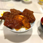 味処 叶 - 味噌カツ丼　味噌汁&ネギ　¥1,600
            真ん中に半熟玉子が鎮座してます