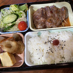 Shefu Fujiya - ステーキ弁当(1,080円)。お弁当にしては少しお高い値段設定かなと思いましたが、食べて納得！！ベリウマです。